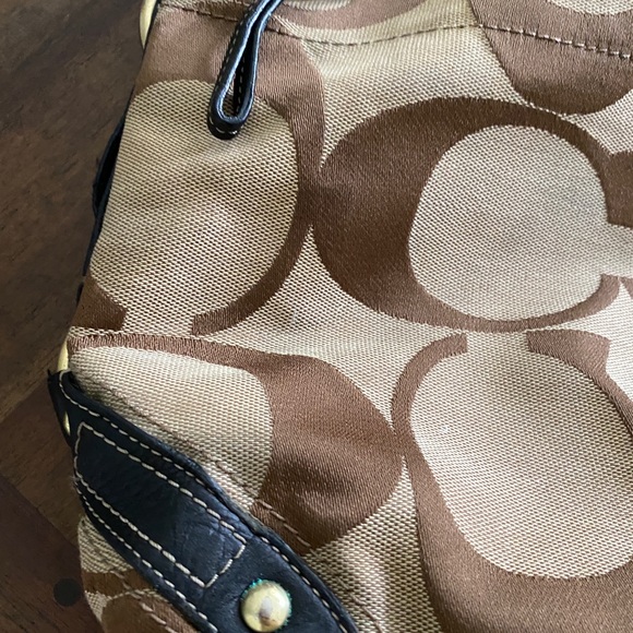 Authentic Coach Medium Shoulder Bag - Picture 6 of 7